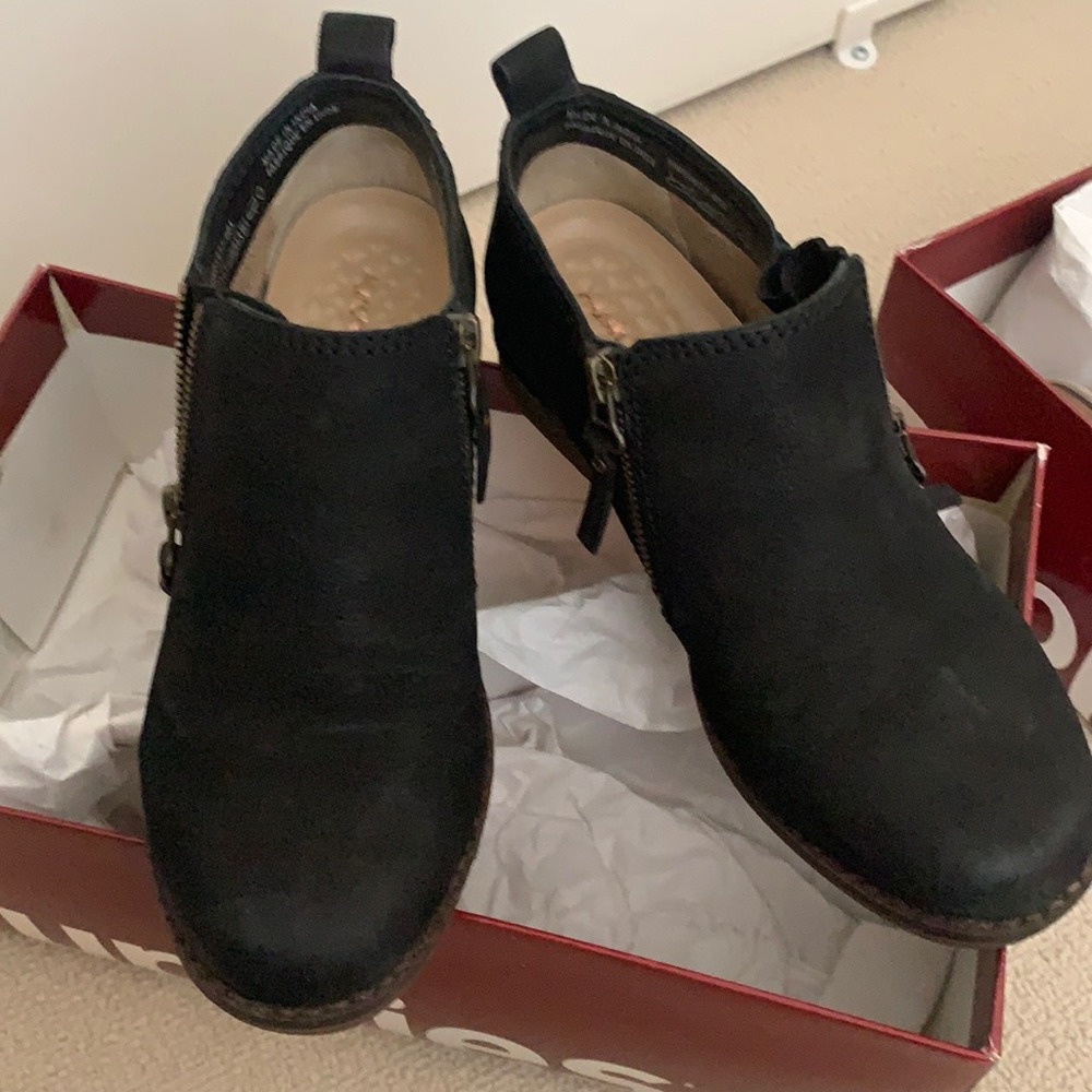 Hush puppies nubuck booties in black